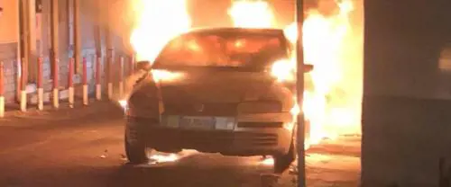 In fiamme 14 auto, in manette due giovani
