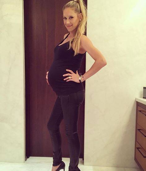 Anna Kournikova costretta dal web a pubblicare una sua foto col pancione