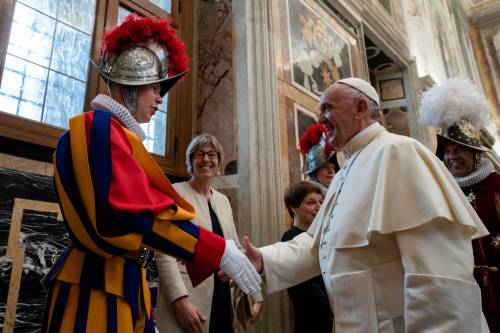 Il Papa non gradisce il bacio dell'anello piscatorio