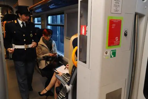 Sul treno e in stazione calci e pugni a 4 poliziotti