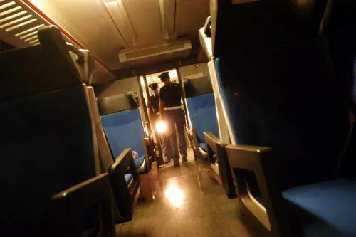 Evade, rapina coetanei e violenta una ragazza