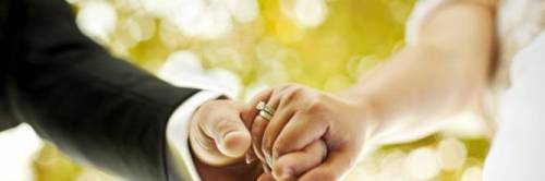 Nel giorno del matrimonio un volantino svela la tresca della sposa