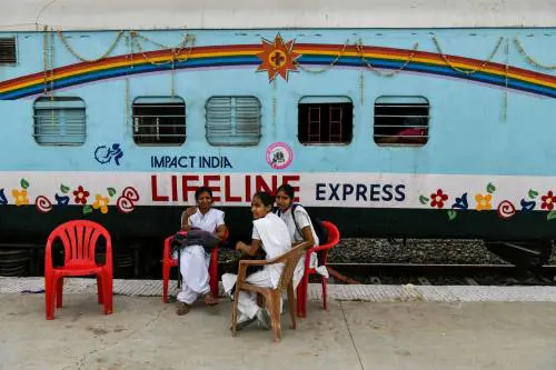 Il vagone della salute cura gratis i più poveri dell'India