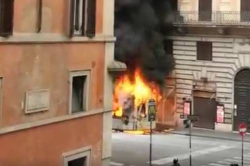 Bus in fiamme, testimone: "Puzza di fumo. Li han fatti scendere"