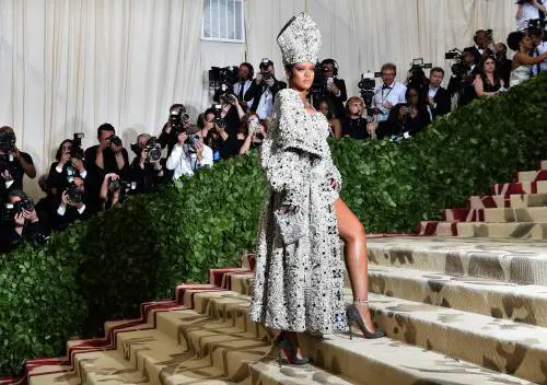 Met Gala 18: Rihanna con la mitra e Madonna con la veletta