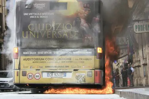 Bus in fiamme, la pubblicità scatena l'ironia dei social