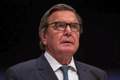 Germania, l'ex cancelliere Schroeder si sposa per la quinta volta