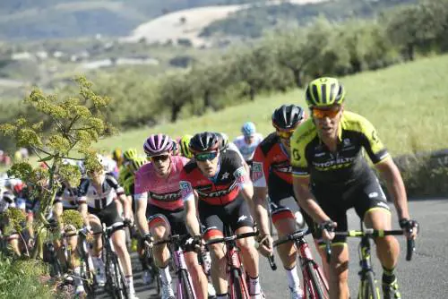 È un Giro ancora ai preliminari che s'accontenta di scaramucce