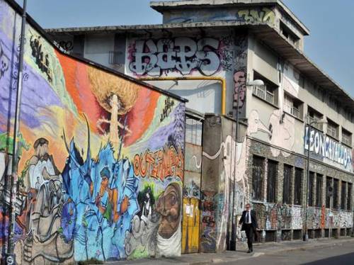 Blitz del Leoncavallo le strisce blu della sosta ridipinte di rosa