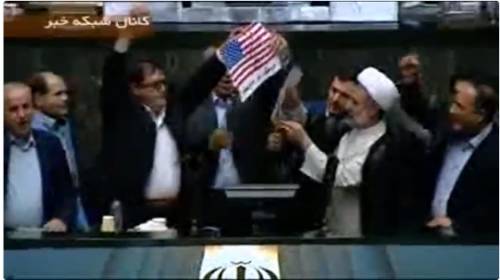 Iran, bandiera Usa bruciata in parlamento al grido di "Morte all'America!"