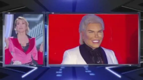 Gf, il Ken umano entra nella Casa. Simona Izzo: "Ma ce l'ha il ...?"