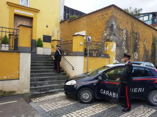 Si traveste da prete per rubare i soldi delle offerte