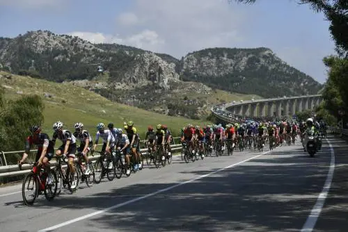 Tragedia al Giro d'Italia: auto investe motociclista del servizio d'ordine