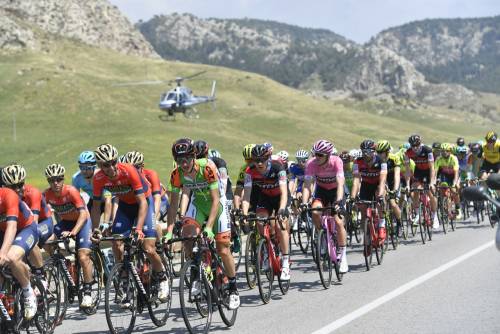 La maratona rosa è a due facce Calvario Chaves e volo Mohoric