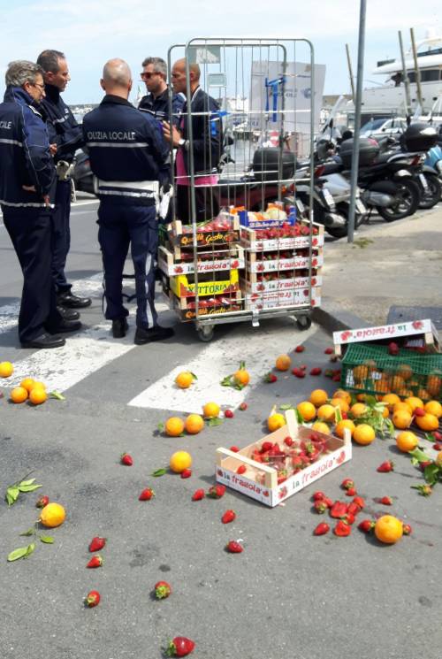 Multa di 5000 euro al napoletano venditore abusivo di frutta a Sanremo