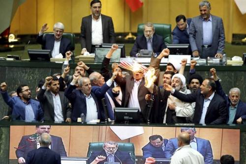 Iran, i radicali tornano sulla scena. Bandiere americane in fiamme