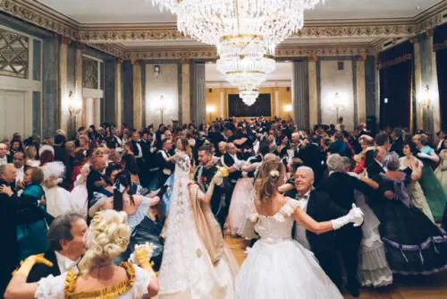 Tutti al "gran ballo": dame e cavalieri in pista per un rito dell'800