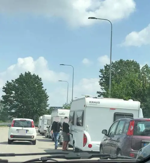 Invasione di camper nomadi. Bandiera bianca del Comune