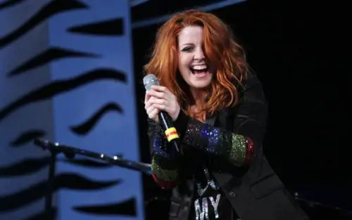 Noemi canta l'inno per Juventus - Milan: stonature e polemiche sui social