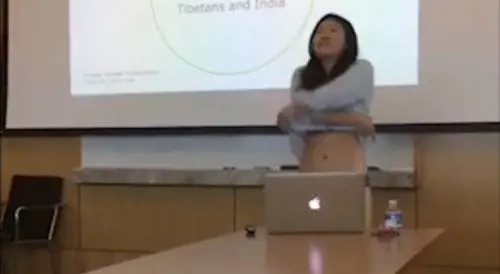 La prof critica: "Shorts troppo corti" E lei si spoglia per discutere la tesi