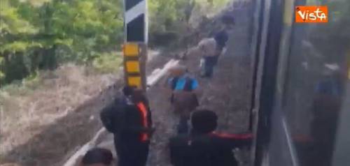 Treno fermo un'ora sui binari. I pendolari scendono e rischiano la multa