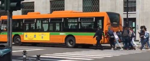 L'autobus non parte: i passeggeri lo spingono