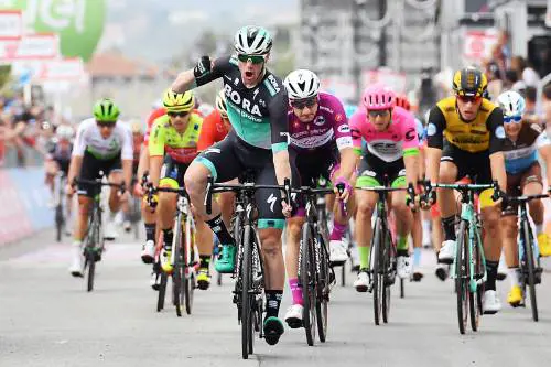 Viviani perde la volata. E Froome rischia di perdere la carovana