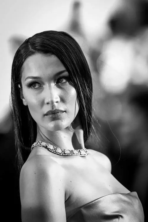 Bella Hadid strega il red carpet a Cannes