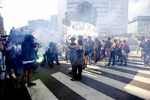 Blitz dei centri sociali al Pirellone per il vertice M5s-Lega