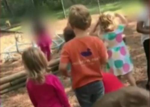 Usa, punizione shock a bimbo di 4 anni: maestra ordina di tirargli sassi