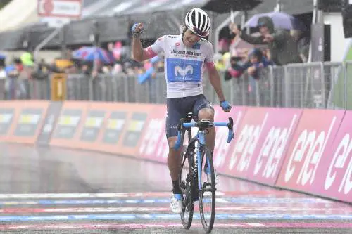 Carapaz, regalo di compleanno Nibali e Roglic gli lasciano 7''