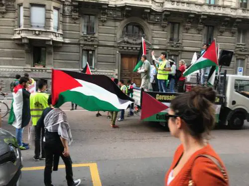 Tornano i cortei dell'odio in centro. E i bimbi al megafono invocano l'intifada