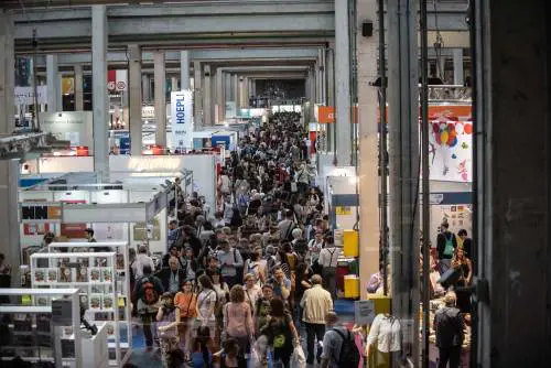 "Società, famiglie e media soffocano gli adolescenti"