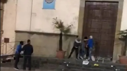 Il prete si arrende alla violenza chiesa ostaggio dei maghrebini