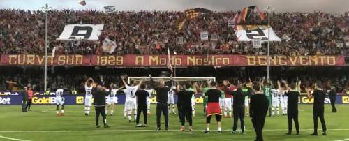 Il Benevento retrocede ma tifosi e squadra cantano insieme