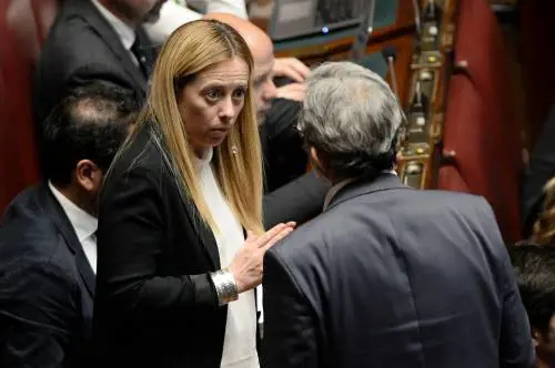 Meloni (FdI) e i grillini: "Ora impeachment per Mattarella"
