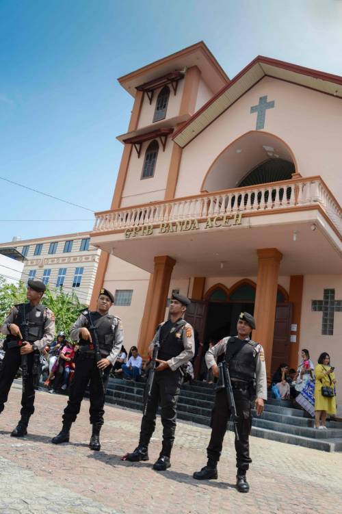 Indonesia, domenica di sangue nelle chiese