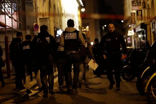 Parigi, passanti presi a coltellate: la fuga
