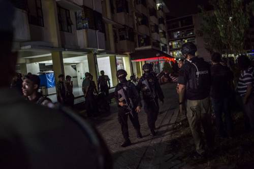 Indonesia, nuovo attacco: famiglia si fa esplodere contro polizia