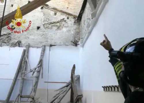 Fermo, crolla soffitto di una scuola prima minuti prima dell'inizio delle lezioni