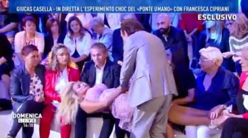 Giucas Casella ipnotizza Francesca Cipriani. E la showgirl bacia tutti