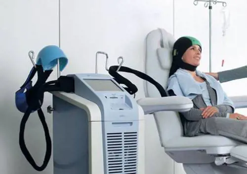 Bari, un casco aiuta a non perdere i capelli durante la chemioterapia