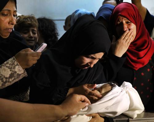 I funerali a Gaza di Leila, uccisa a otto mesi