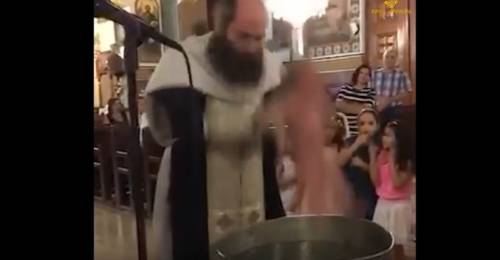 Un battesimo poco ortodosso. Bimbo viene "sbattuto" nell'acqua