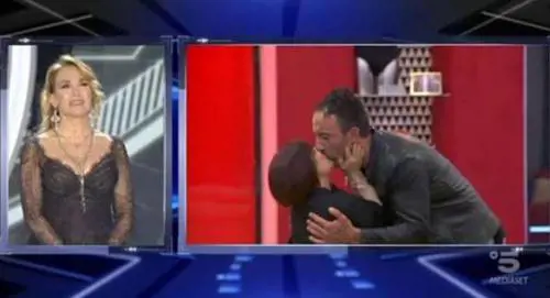 Gf, l'onorevole Pezzopane entra nella Casa: "Simone io ti amo"