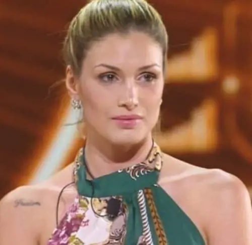 Gf, Mariana Falace rivela in diretta: "Luigi ha provato a baciarmi"