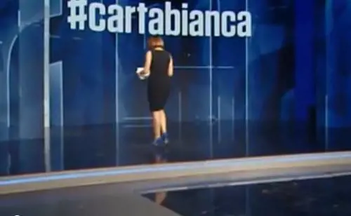 Cartabianca, Berlinguer va dietro le quinte: "Che ci faccio con questi?"