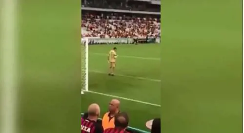 La sorpresa in campo: portiere usa lo smartphone