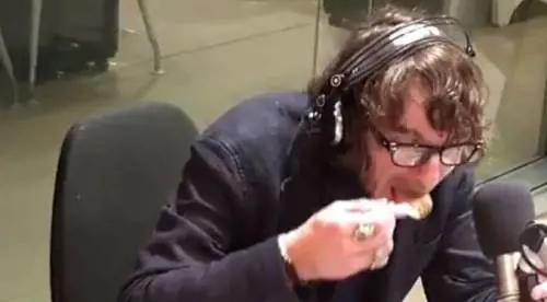 Cruciani mangia in diretta uno spezzatino di nutria: "Piatto eccellente"