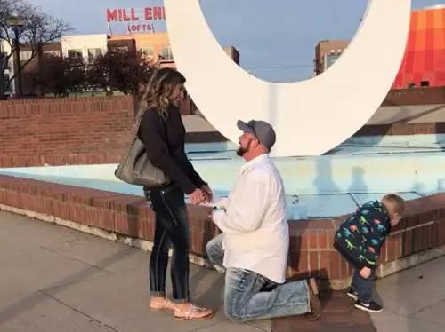 Nozze romantiche? Il bimbo fa la pipì ​durante la proposta